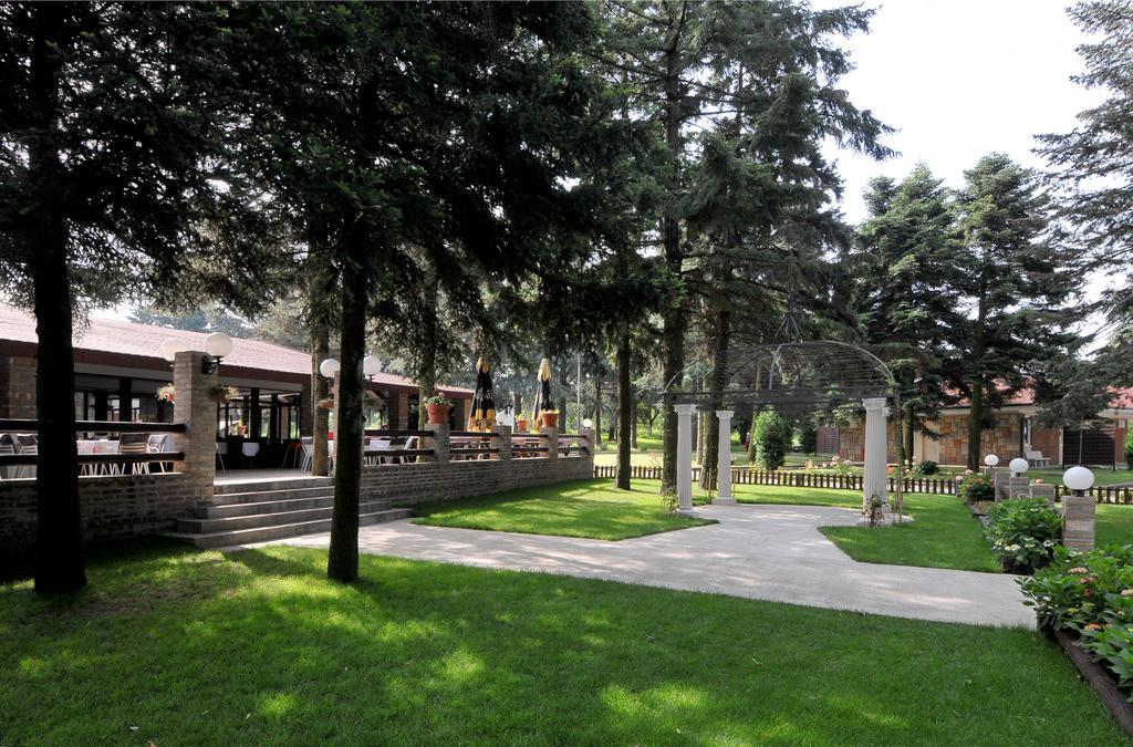 Hotel 1000 Ruza Belgrad Exterior foto