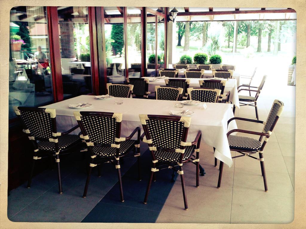Hotel 1000 Ruza Belgrad Exterior foto